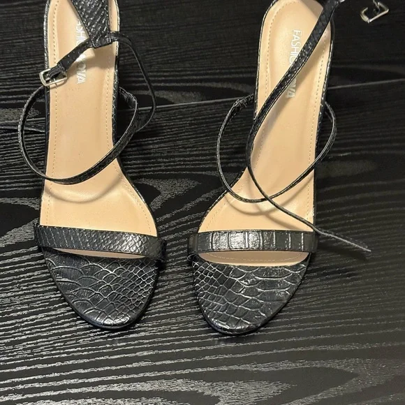 Fashionova size 10 heeled sandal with rhinestone embellishments - Picture 3 of 5